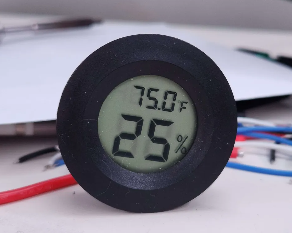 Picture of a humidity measuring device with 25% humidity and 75 degrees fahrenheit temperature